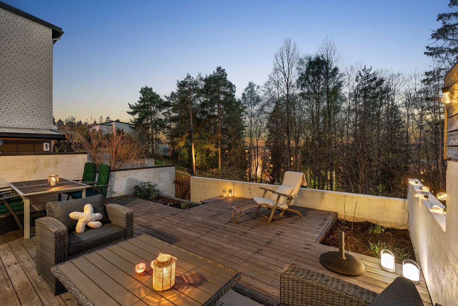 Terrassen har en port med direkte utgang til boligfeltets fellesområder. Galleribilde