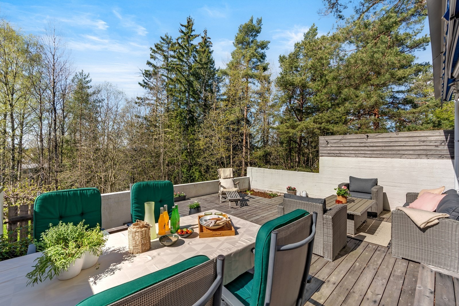 De generøse kvadratmeterne gir plass til ønsket møblement, grill og diverse beplantning, og skaper et perfekt sted for hele familien. Galleribilde