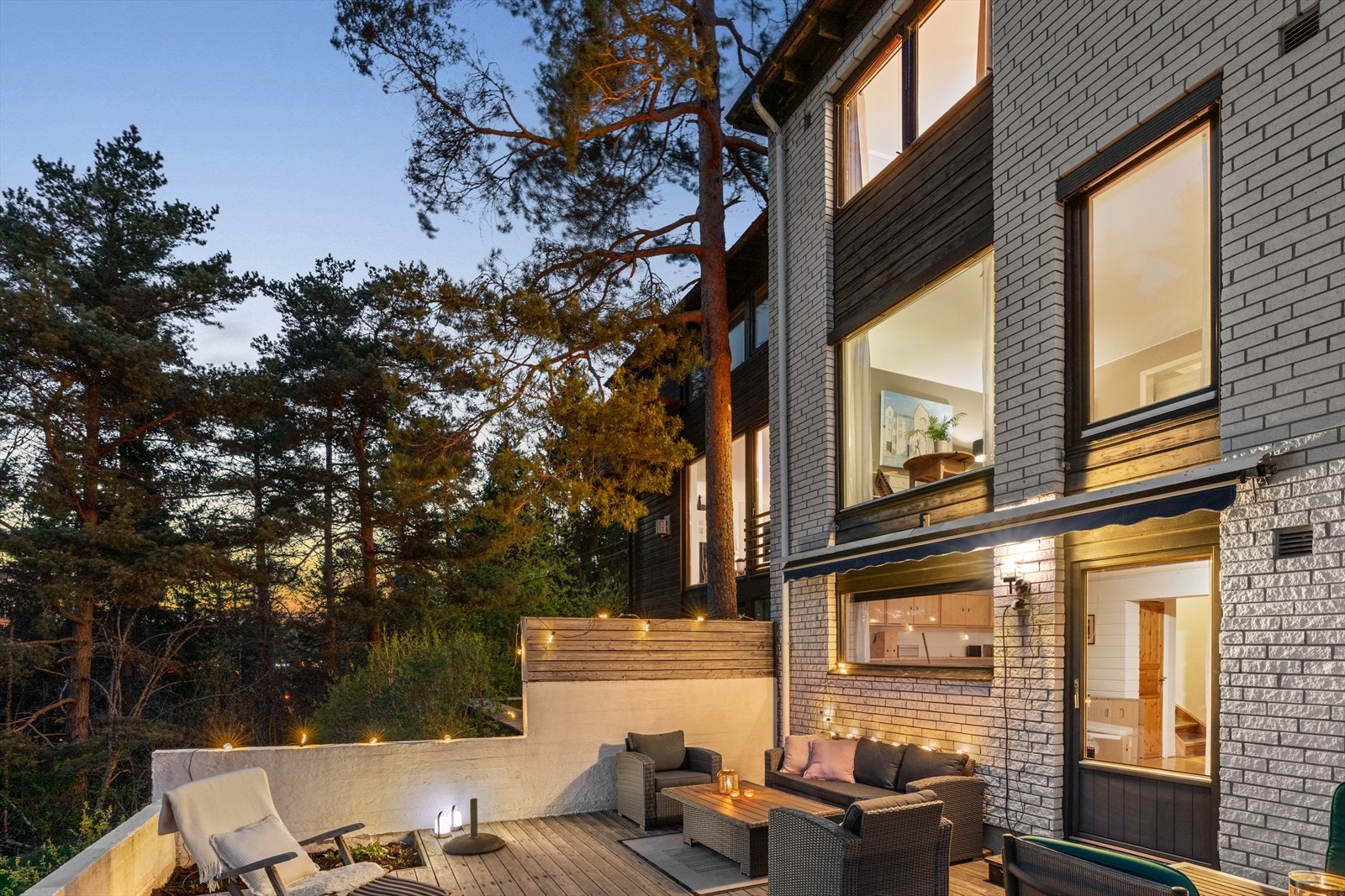 En markise er montert for å gi skygge på varme dager. Galleribilde