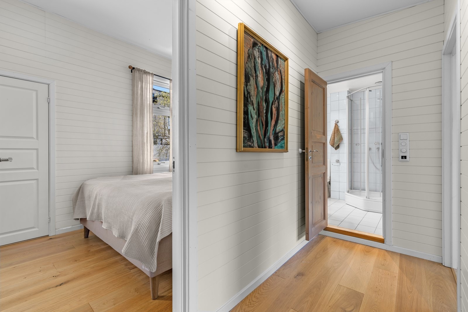 Boligens soverom ligger alle praktisk til i samme etasjeplan. Galleribilde