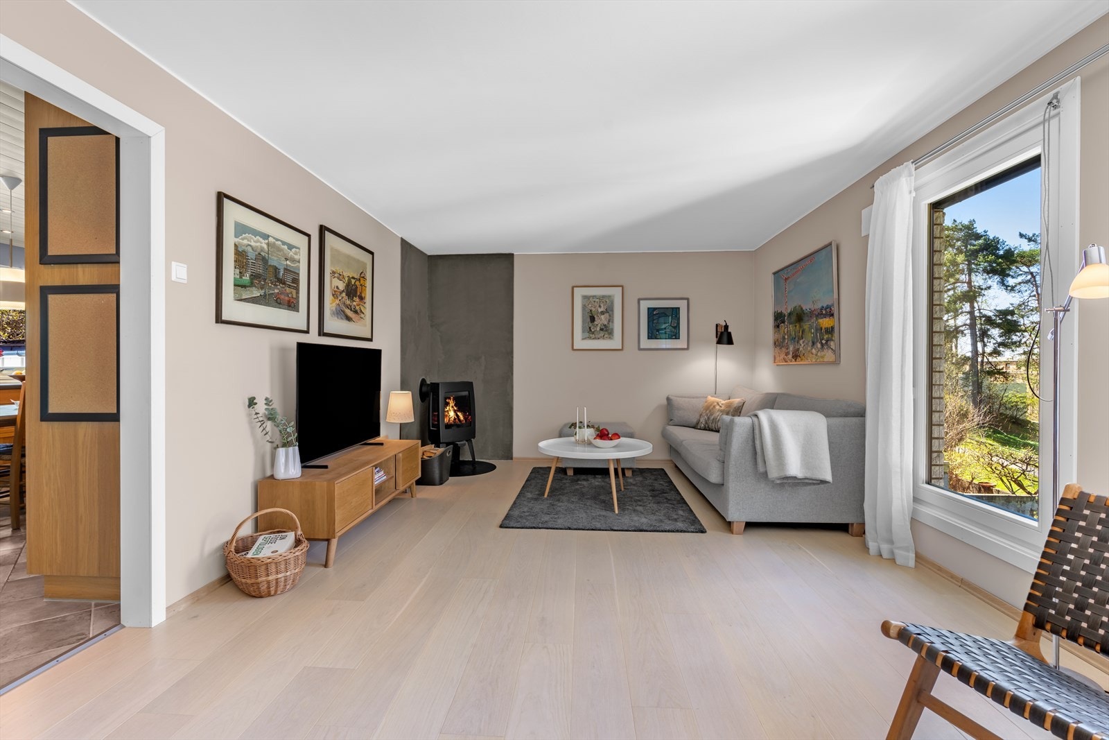 Stuen i første etasje fungerer utmerket som hovedstue. Galleribilde