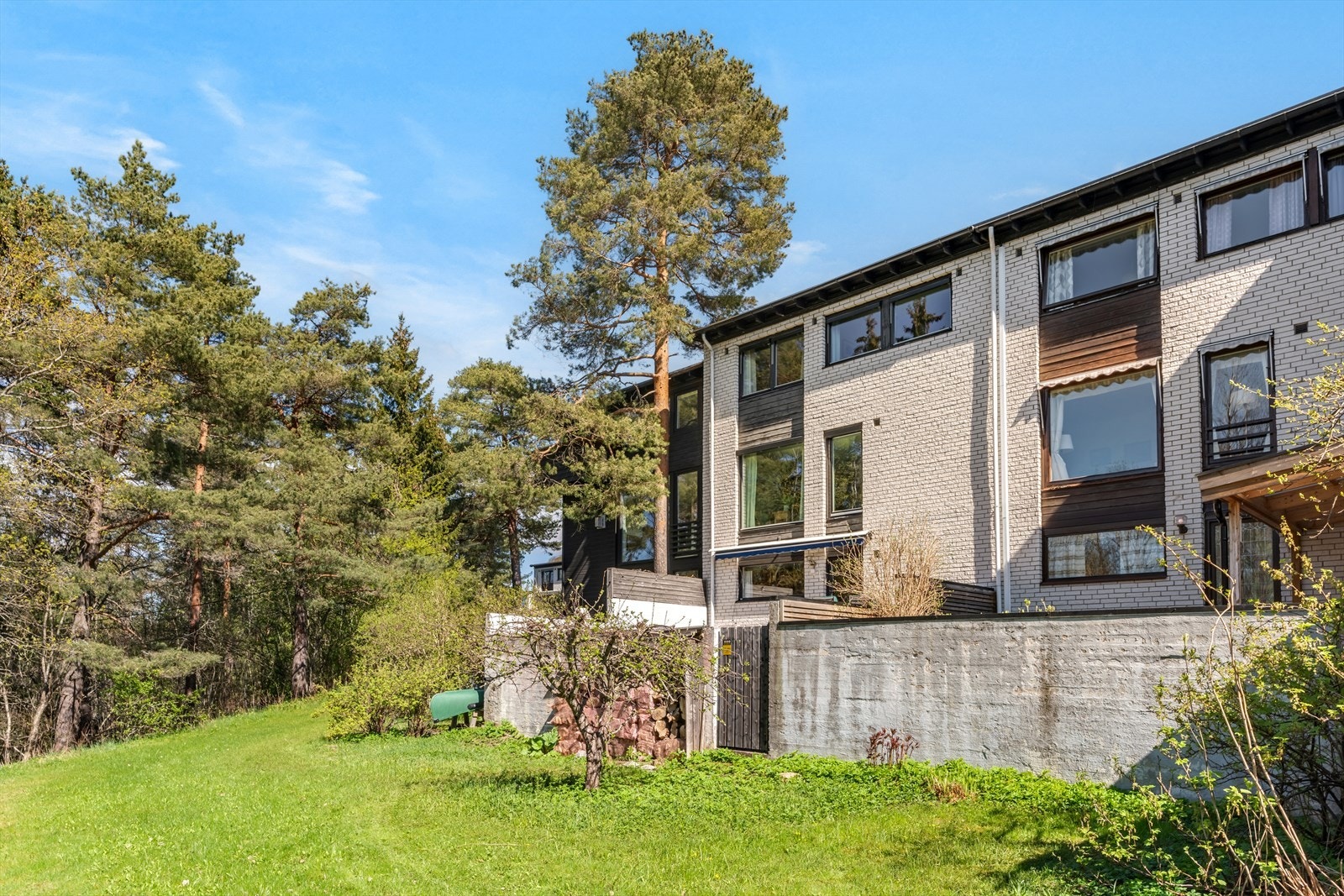 Fellesområdene er pent opparbeidet med plen, diverse beplantning, trær, lekeplass, sittebenker og asfalterte arealer. Galleribilde