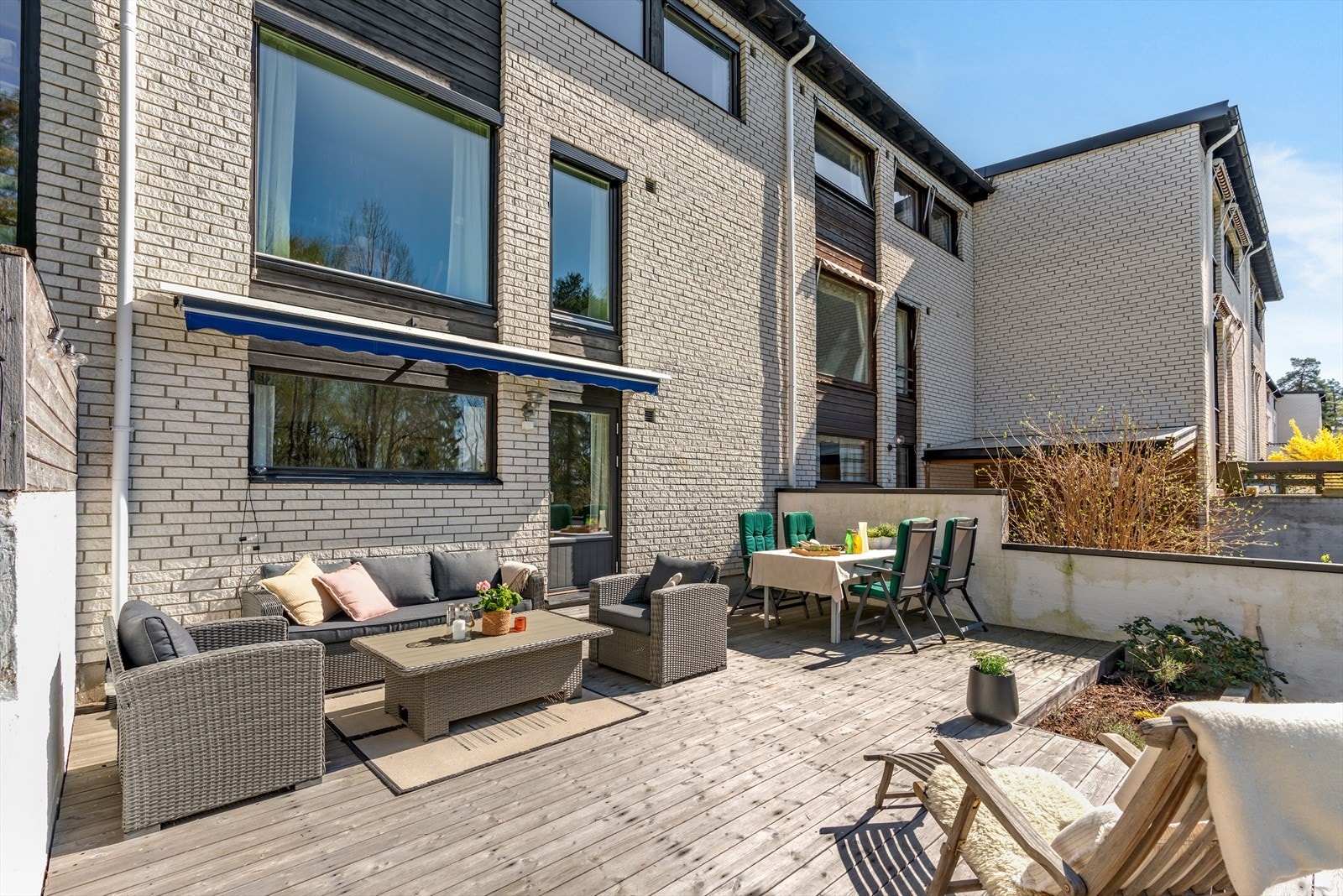 Boligen byr på en solrik uteplass hvor varme sommerdager kan nytes til det fulle! Galleribilde