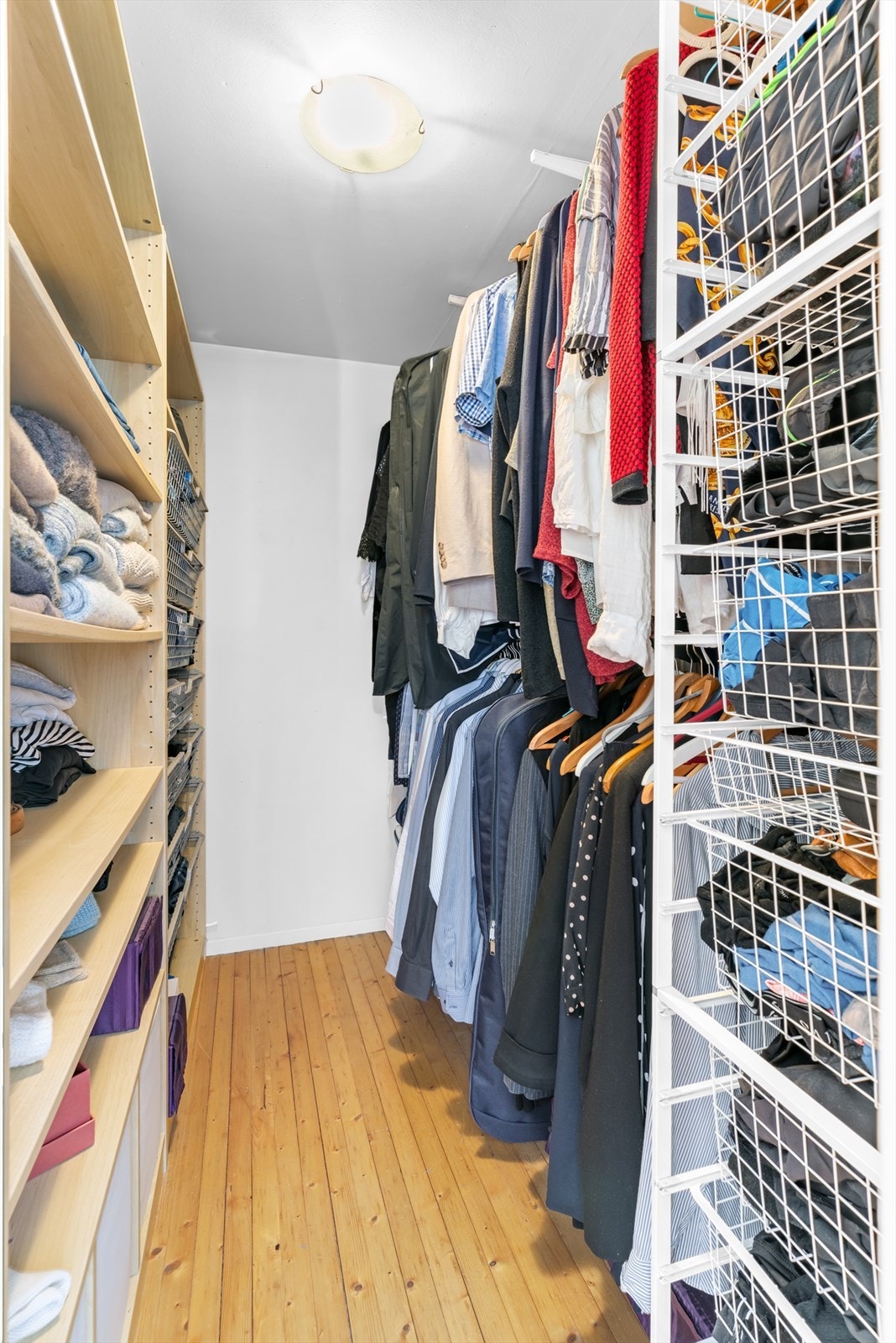 Dette soverommet har for øvrig direkte tilgang til et praktisk omkledningsrom. Galleribilde