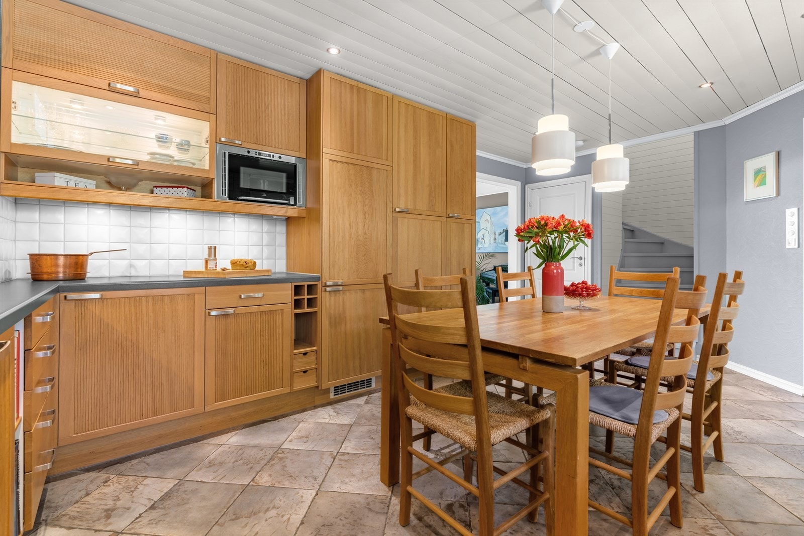 Benkeplaten er av laminat og utstyrt med nedfelt kum i rustfritt stål. Galleribilde