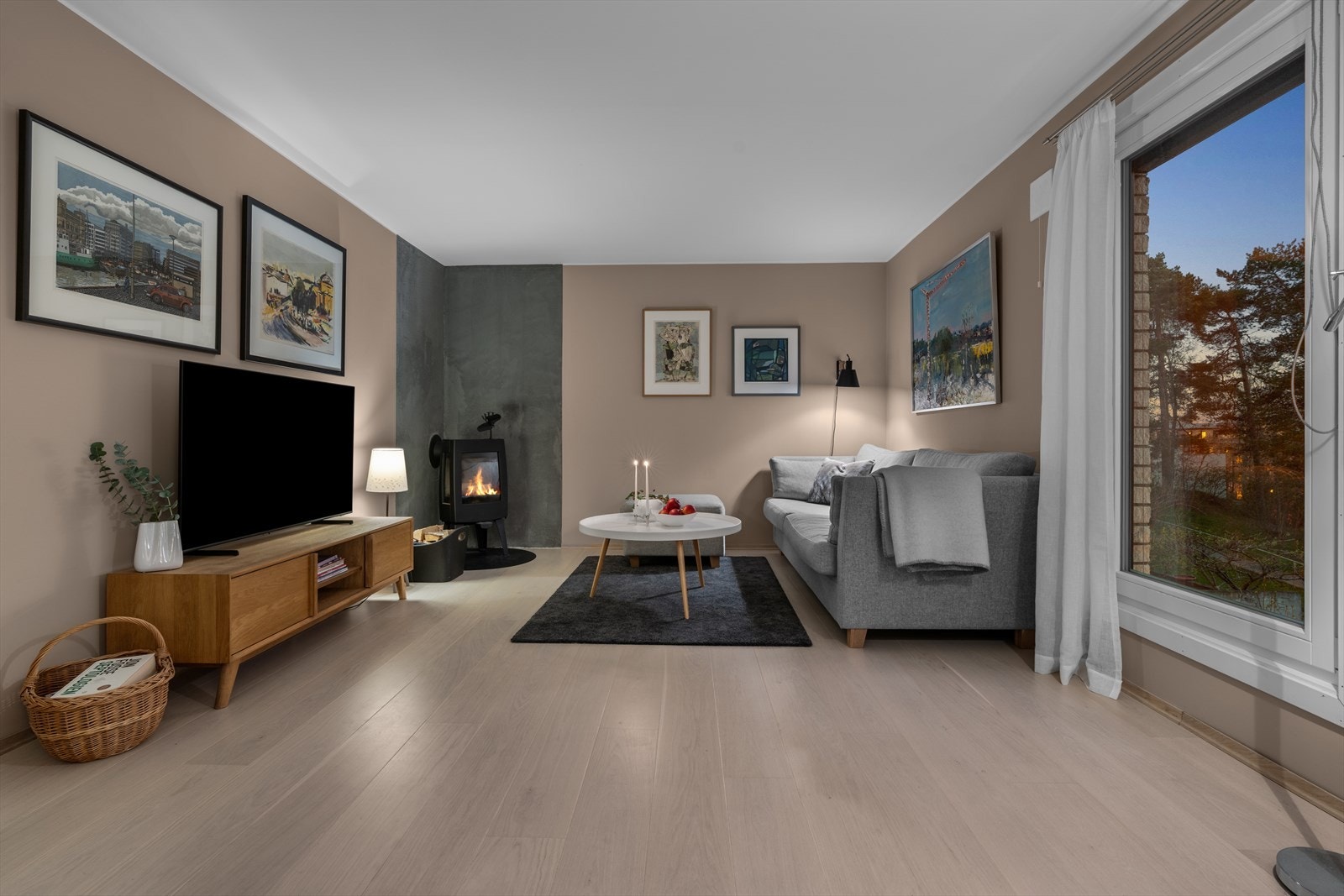 I stuen finner du en koselig peisovn som gir ekstra varme og hygge på kalde dager. Galleribilde