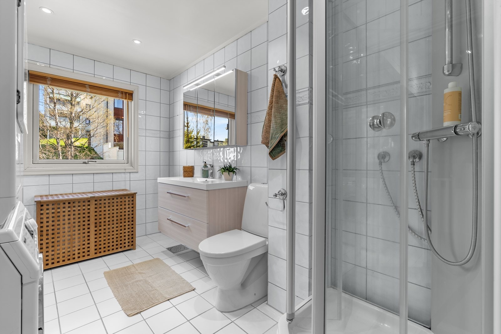 Badet i andre etasje er ifølge eier av ukjent alder, men fra før 2003. Galleribilde