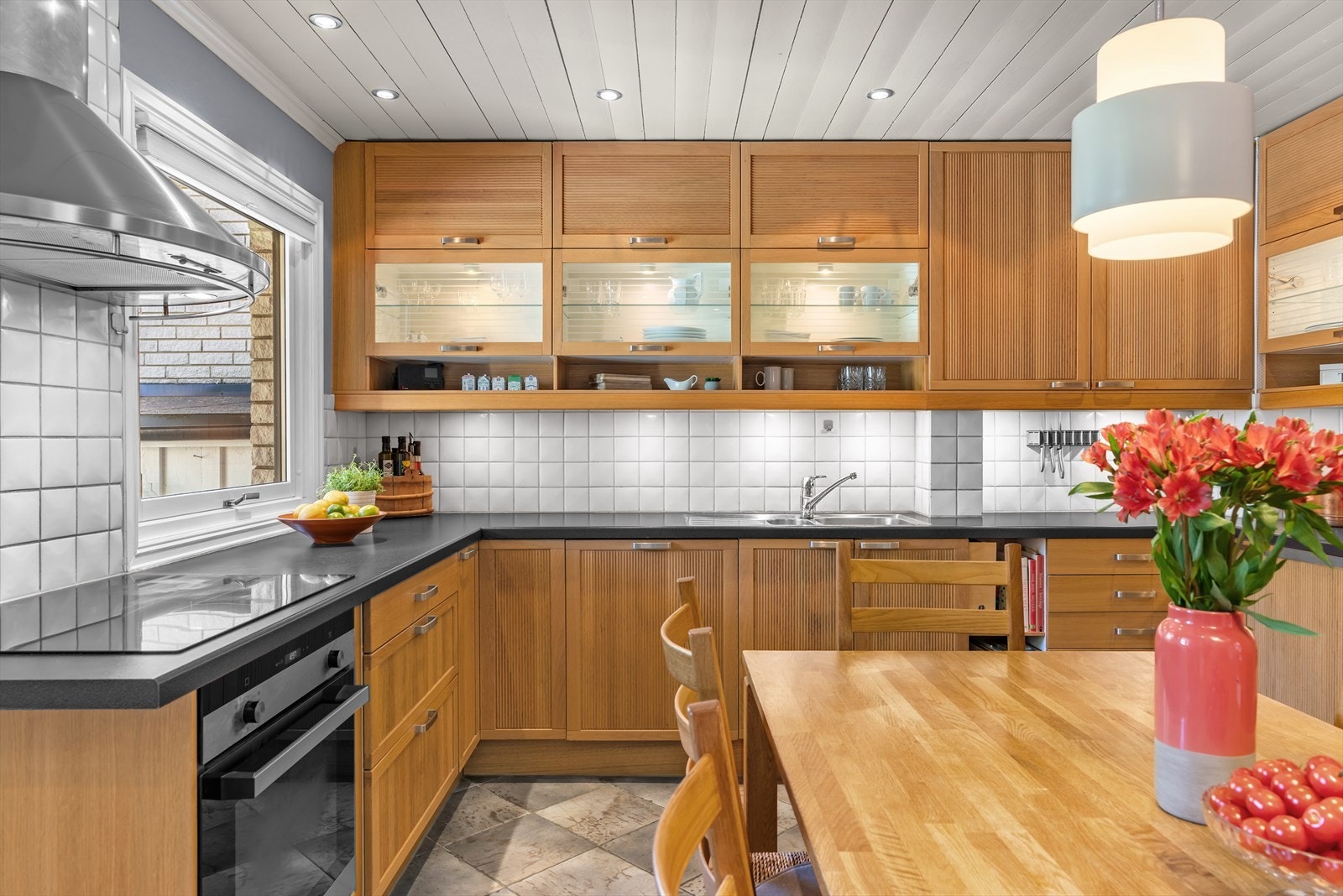 Innredningen har profilerte fronter, samt enkelte glassfronter og belysning i overskapene. Det er også belysning under overskapene og fliser på veggen over benkeskapene. Galleribilde