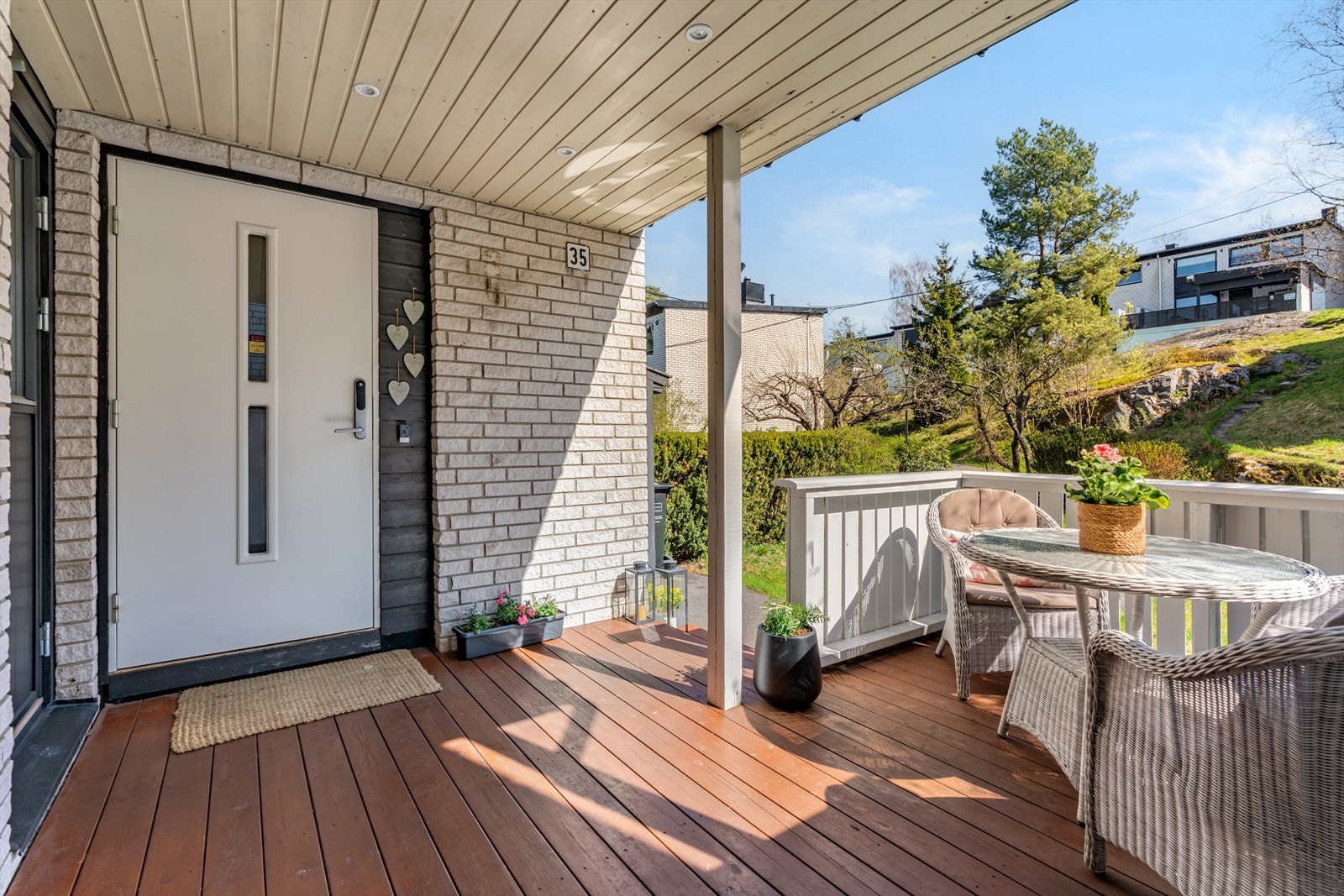 Du ønskes velkommen hjem av et overbygget inngangsparti med en koselig terrasseplatting på ca. 11 m². Galleribilde