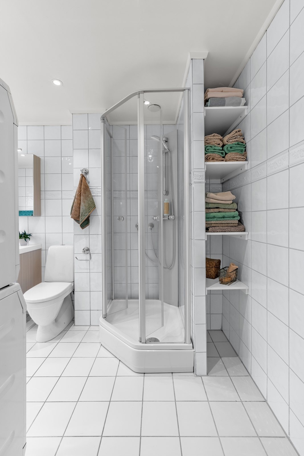 Ifølge eier ble klosett, servant og benkeskap byttet i 2022. Galleribilde