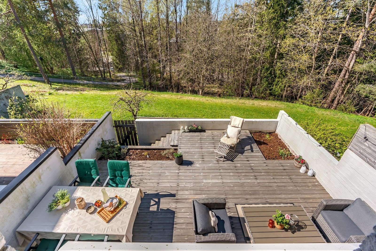 Fra stuen i underetasjen har du utgang til en svært romslig terrasse. Galleribilde