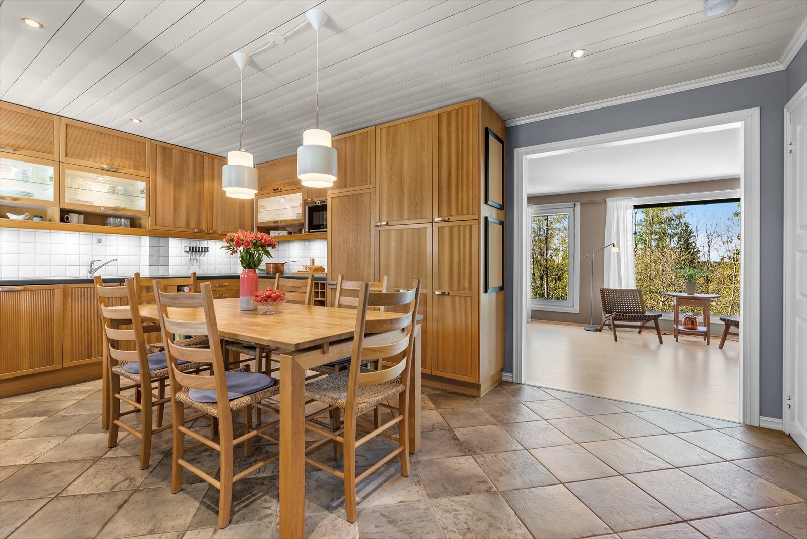 Kjøkkenet ligger i nær tilknytning til stuen og har plass til et hyggelig spisebord hvor venner og familie kan samles. Galleribilde