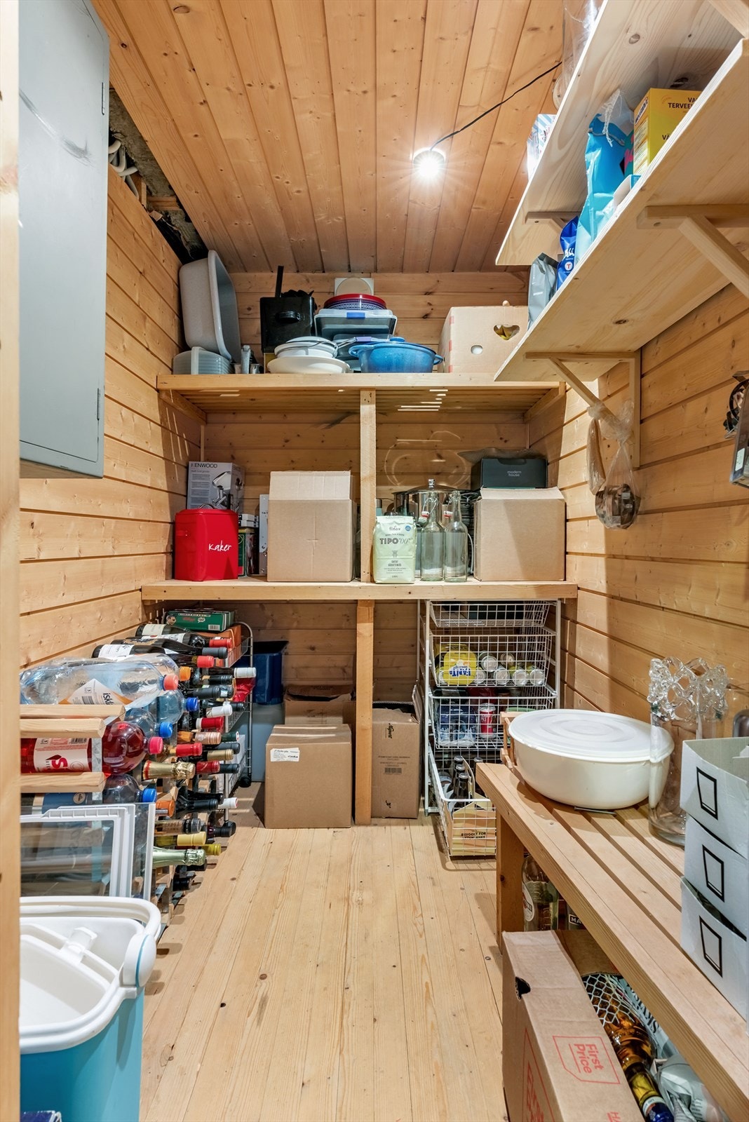 I underetasjen finner du to boder, og ved inngangspartiet har du tilgang til en utvendig bod på ca. 5 m². Galleribilde