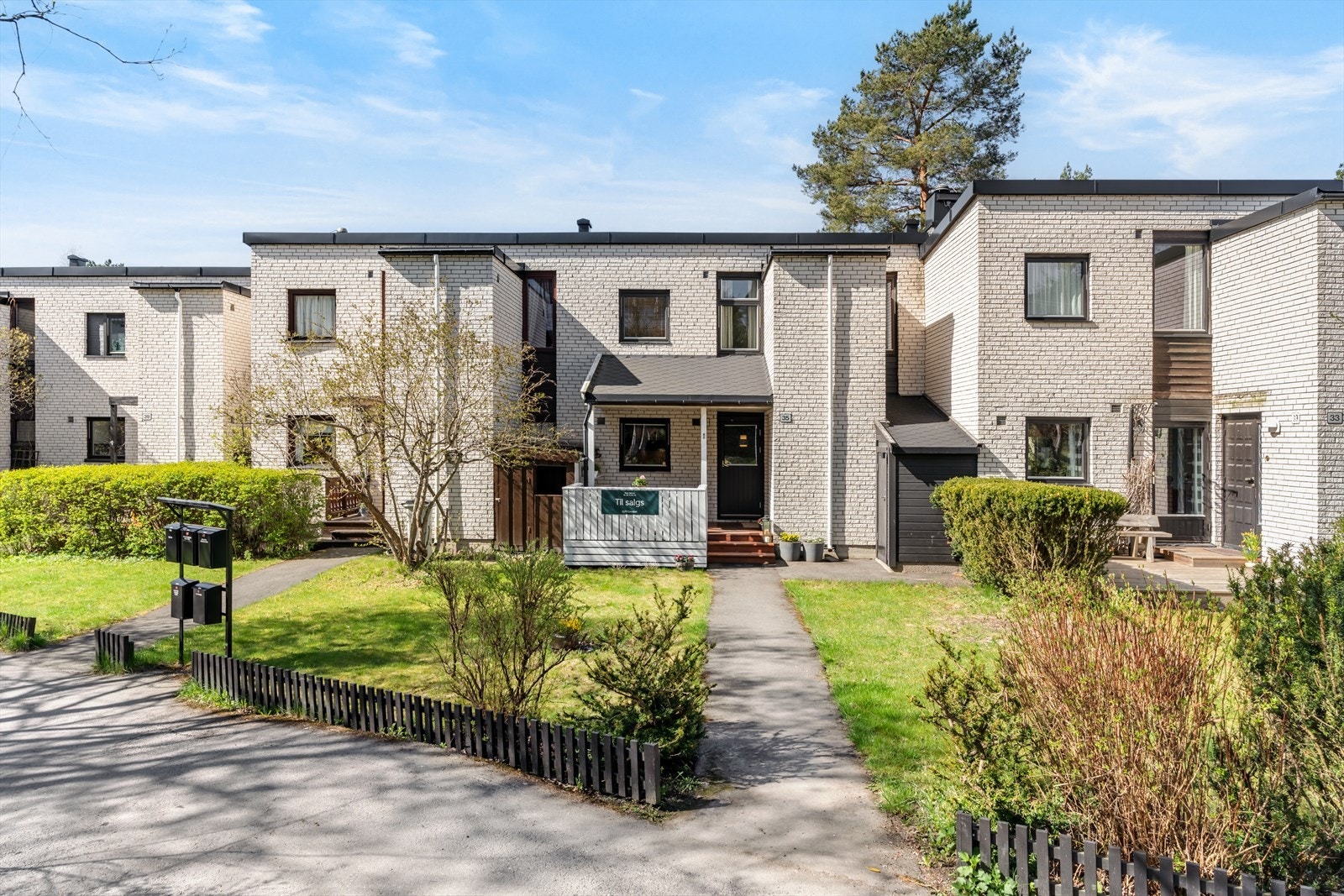 Boligen betaler fellesutgifter kvartalsvis, og fra 1. april 2025 vil dette være kr 6.258,- per kvartal. Se pkt. "velforening" i salgsoppgaven for mer informasjon. Galleribilde