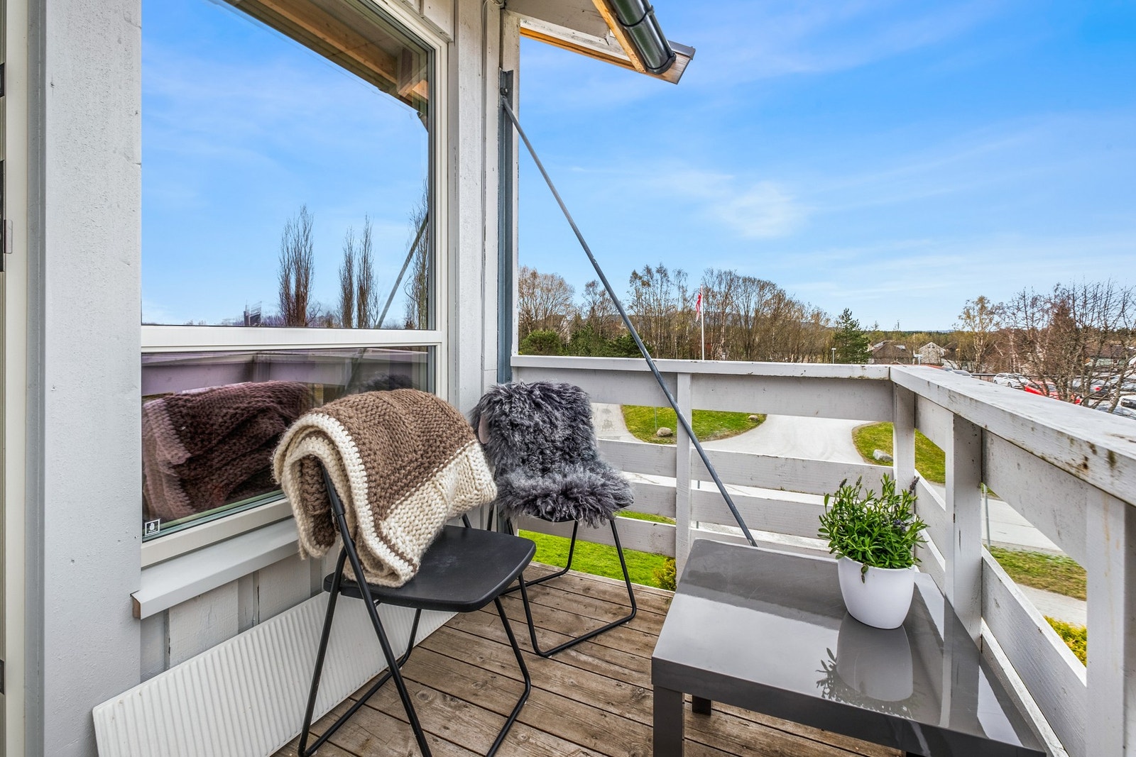 Sør/vestvendt balkong hvor man kan nyte solen fra tidlig formiddag til sent på kveld. Galleribilde