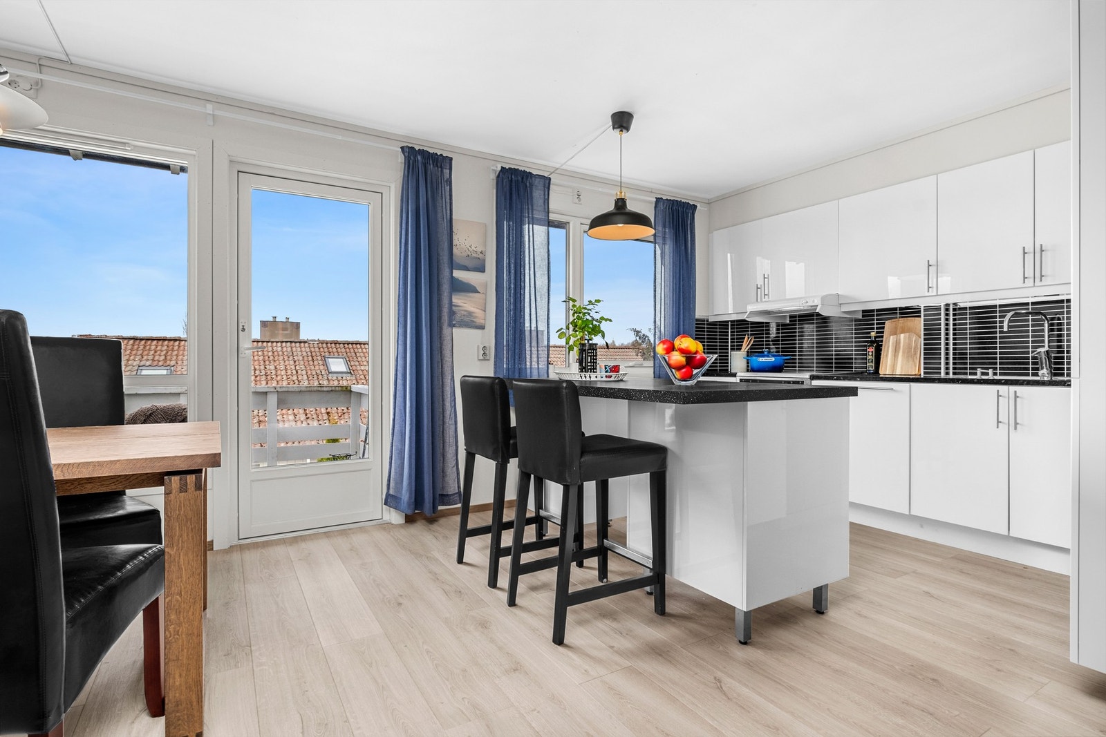 Store vindusflater som gir godt med naturlig lys inn i rommet. Galleribilde
