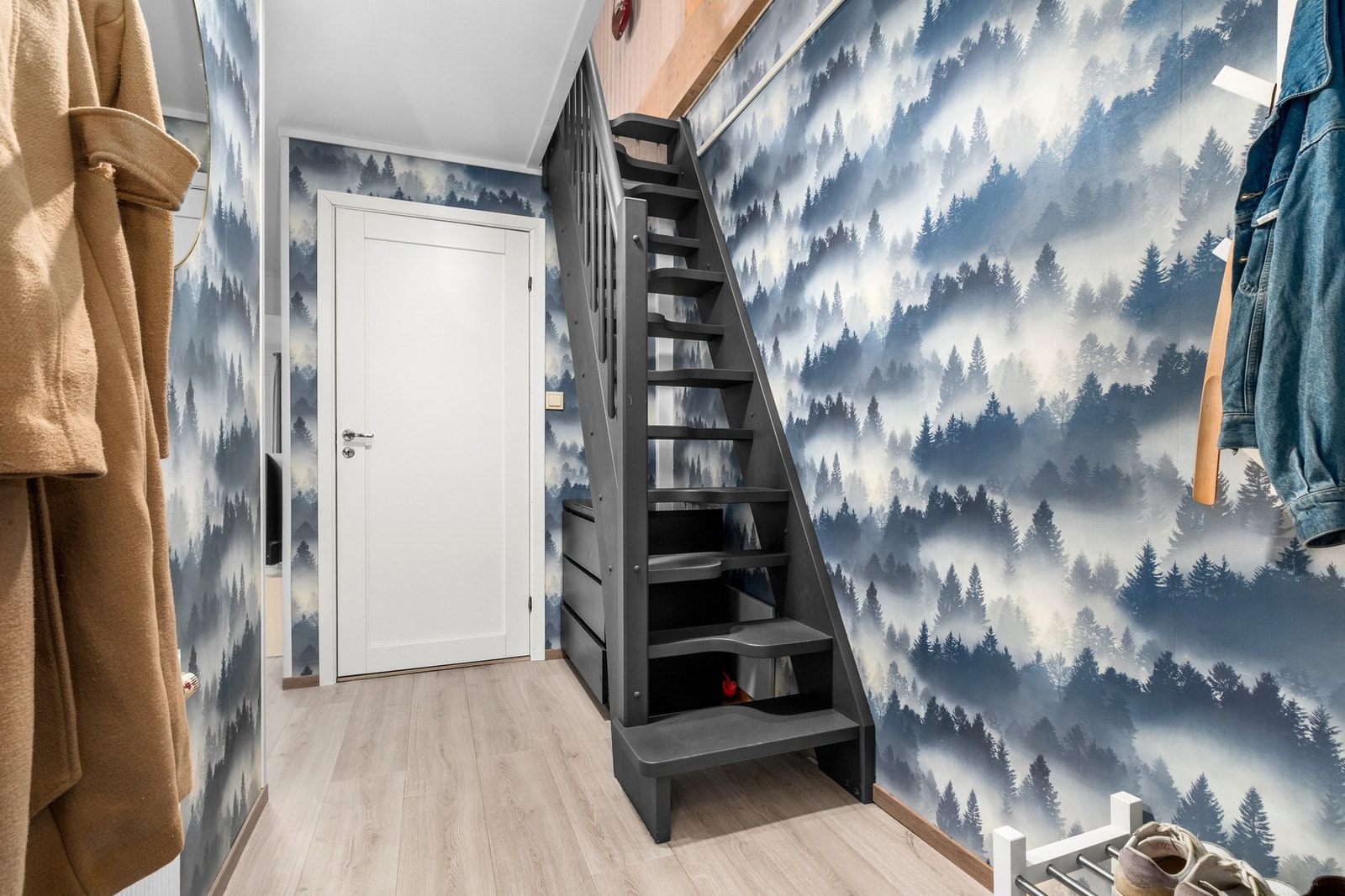 Entre/gang. Sambatrapp opp til loftetasjen Galleribilde
