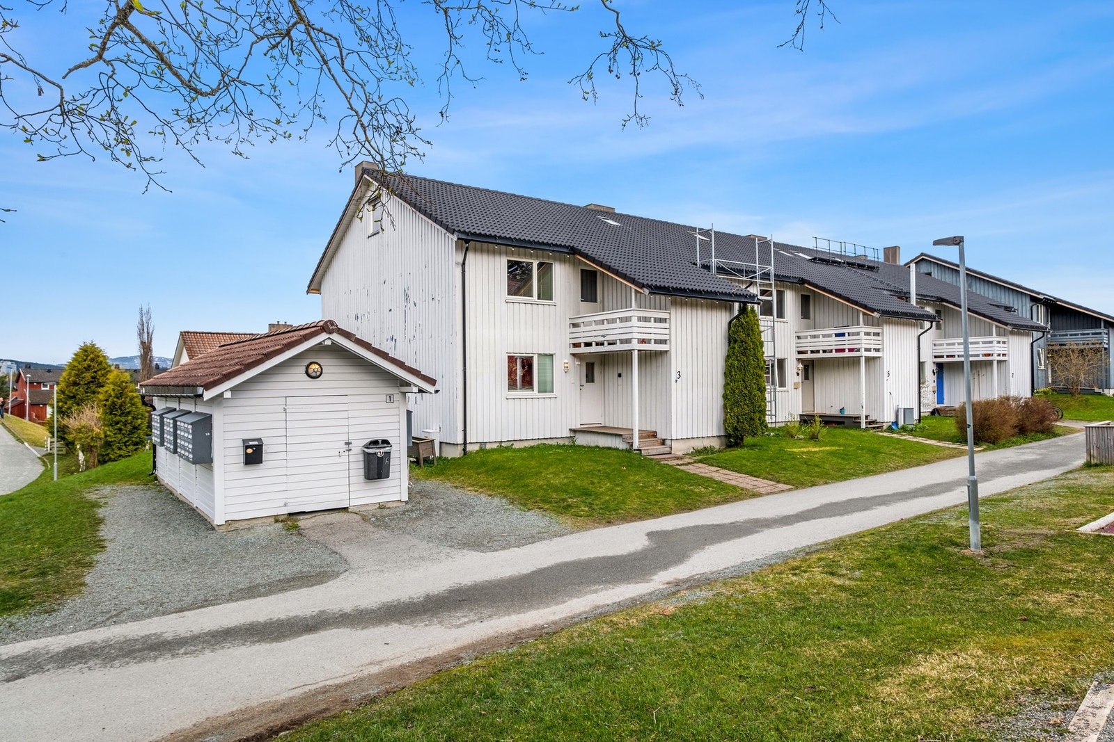 Sameiet skiftet tak på bygningen i 2022. Sørvendt endevegg vil bli malt evt. skiftet i løpet av juni, dette iflg. styret. Galleribilde