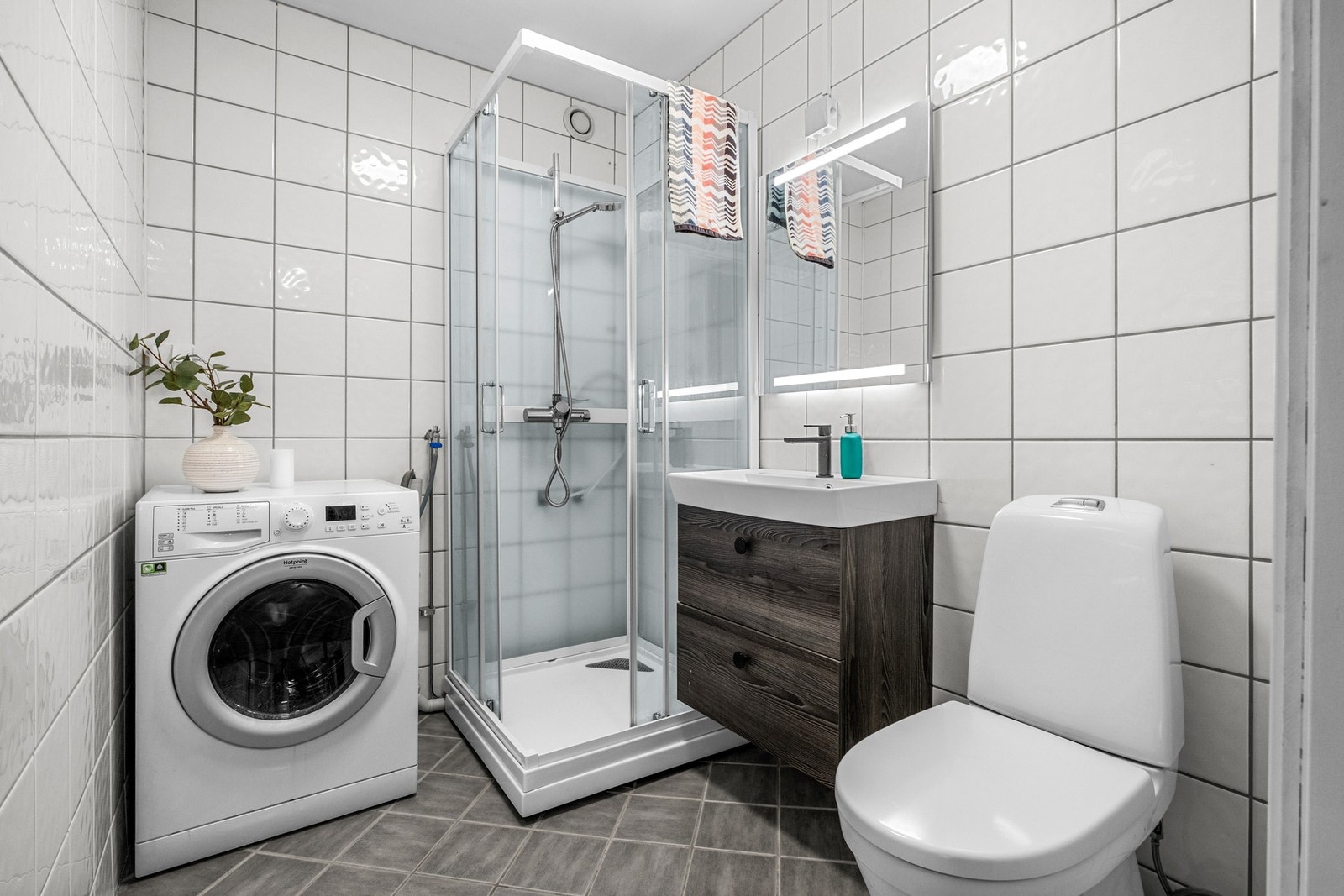 Flislagt bad på 3,5 kvm. Det er opplegg for vaskemaskin på badet. Galleribilde