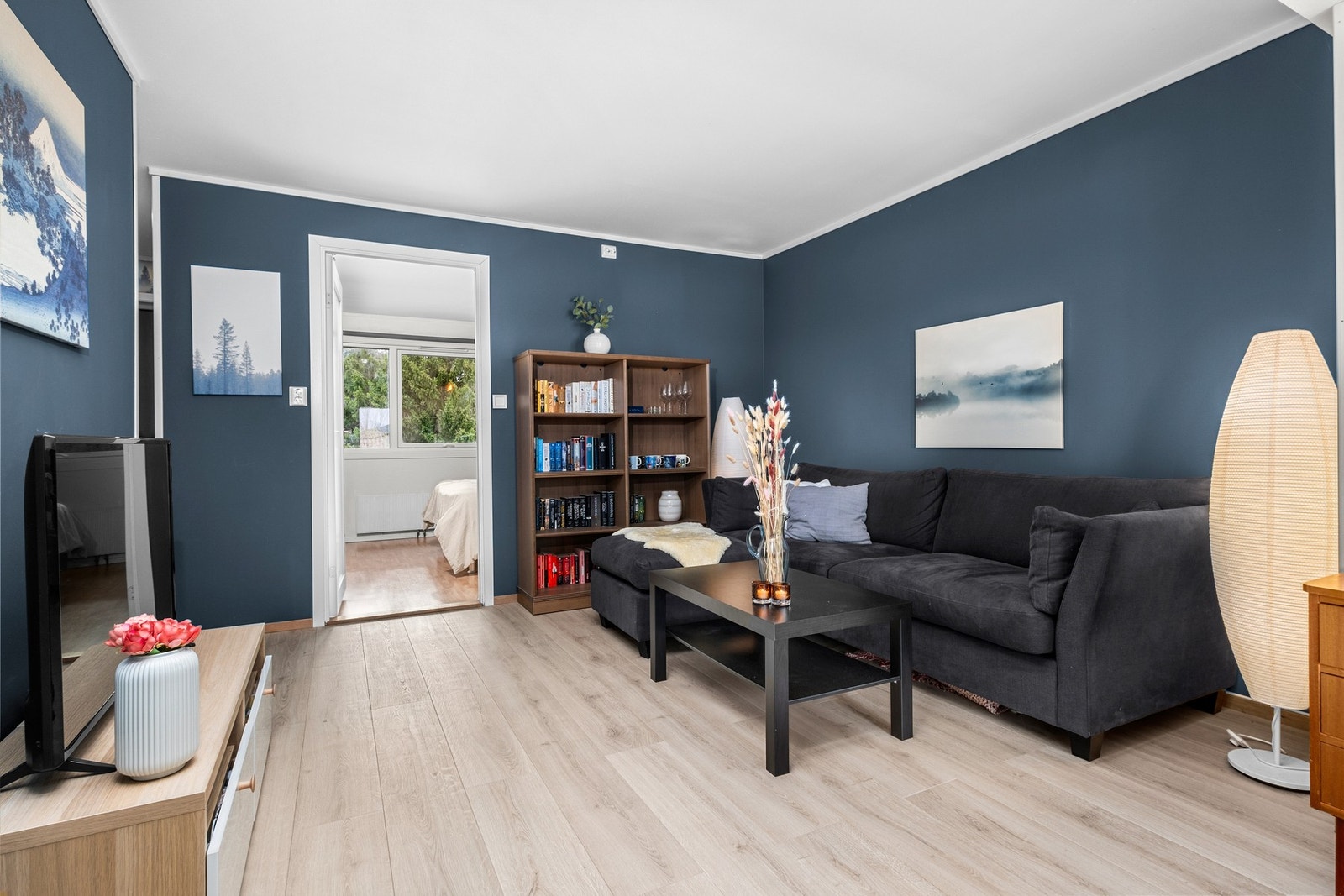 Koselig stue hvor man har godt med plass til ønsket møblement. Galleribilde
