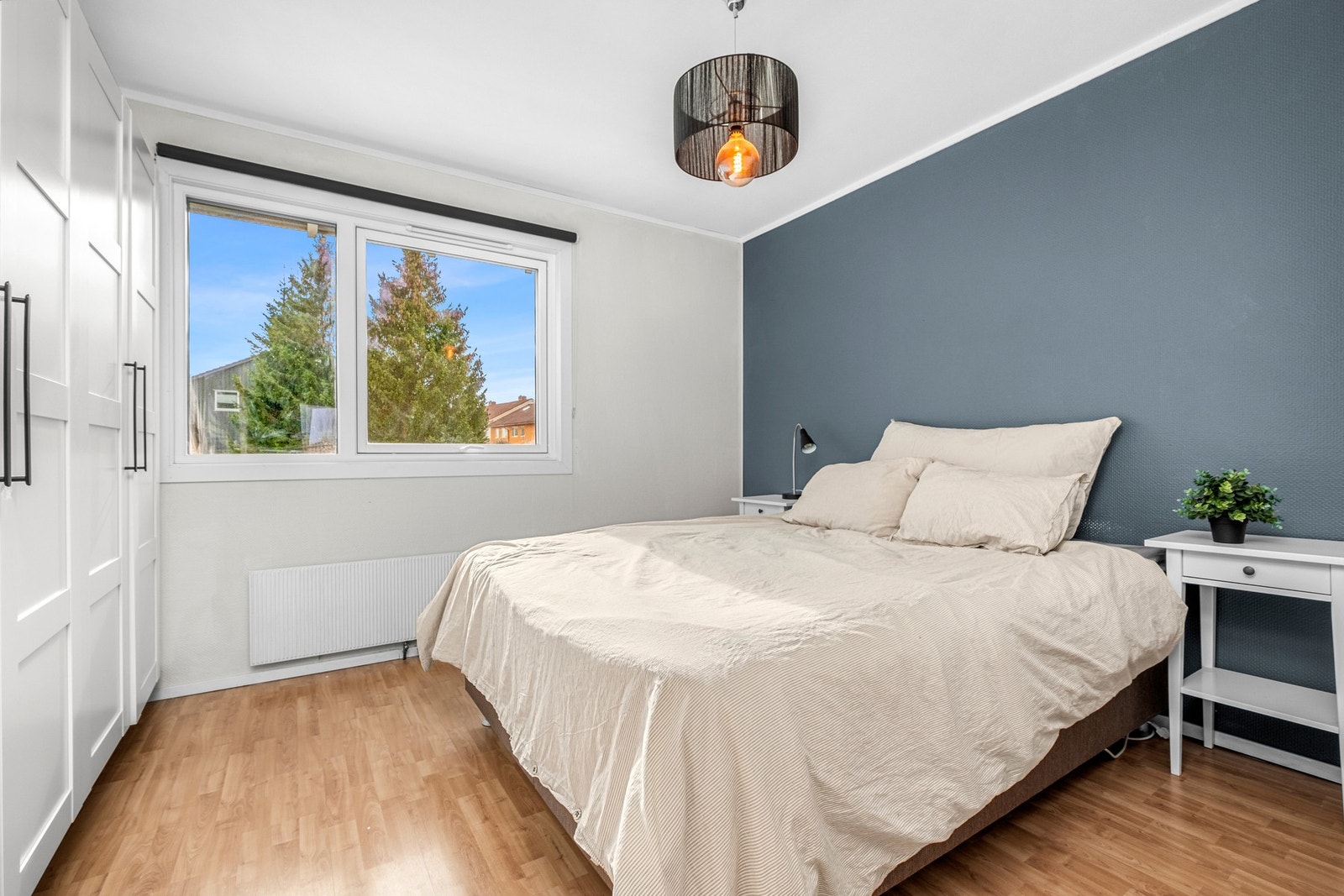 Stort soverom på 12,5 kvm. Det er godt med plass til lagring i garderobeskap. Galleribilde
