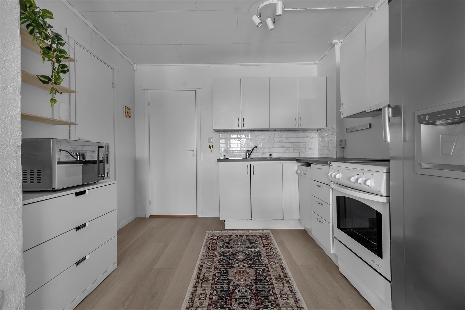 Romslig kjøkken i utleiedelen. Lys og fin som tidligere eier blant annet både har benyttet selv og leid ut på Airbnb. Galleribilde