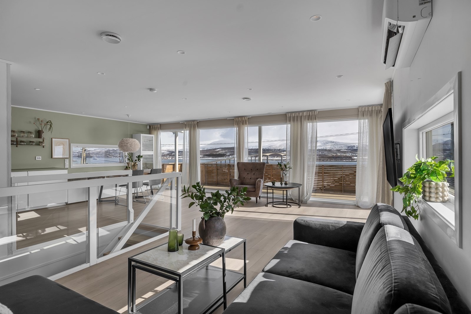 Nydelig 1. etasje med fantastisk panoramautsikt. Galleribilde