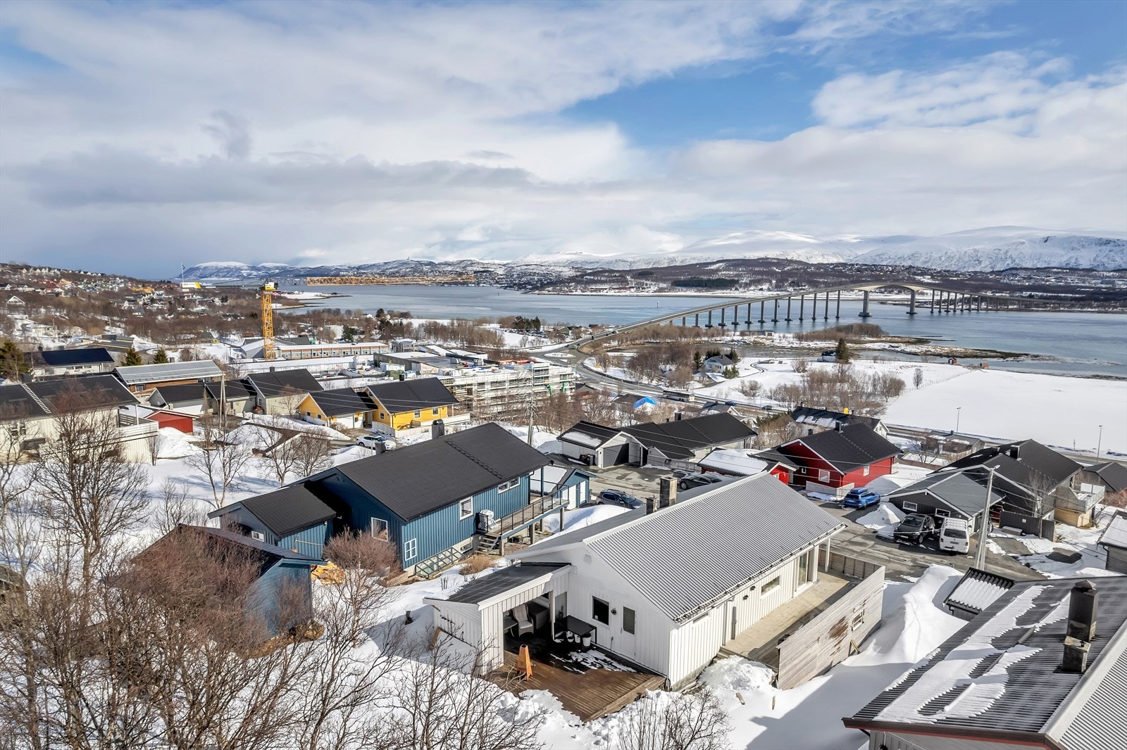 Boligen grenser til friareal slik at uteområde på baksiden er fredelig og nesten litt landlig. Galleribilde