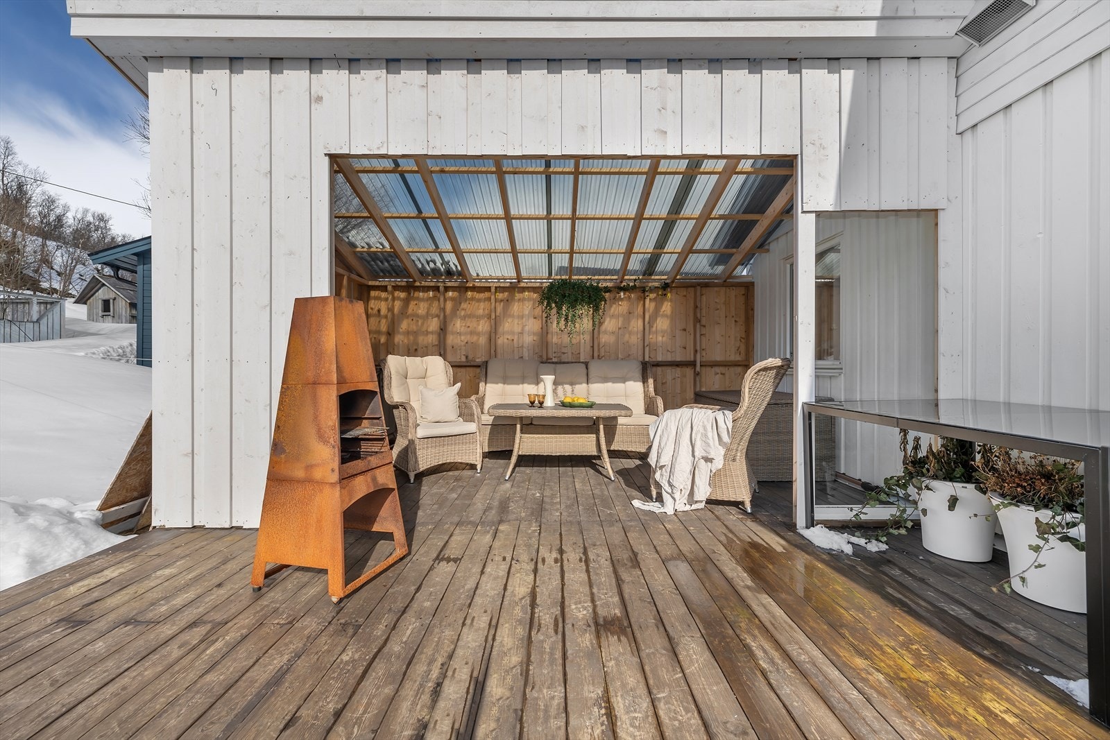 Flott uteområde med takoverbygget solkrok i hjørnet av terrassen på boligens bakside! Galleribilde