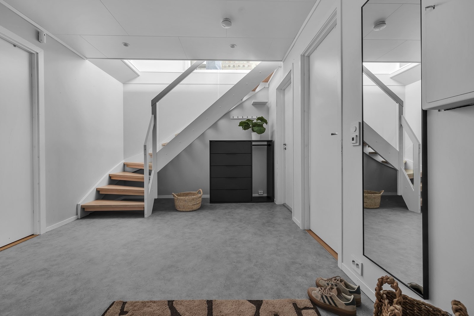 Romslig hall. Her er også satt inn en dør som binder utleiedelen sammen med hoveddelen. Galleribilde