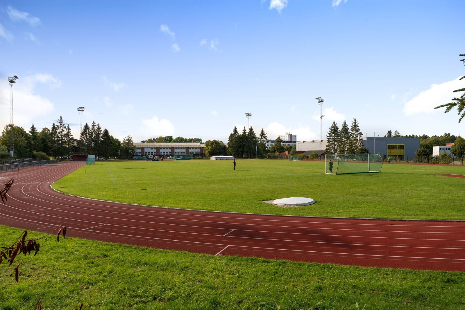Nærområdet - Lambertseter Stadion, flerbrukshall og bad en rask gåtur fra leiligheten. Galleribilde