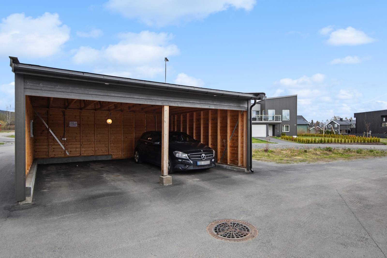 Leiligheten disponerer en biloppstillingsplass i felles carport. Galleribilde