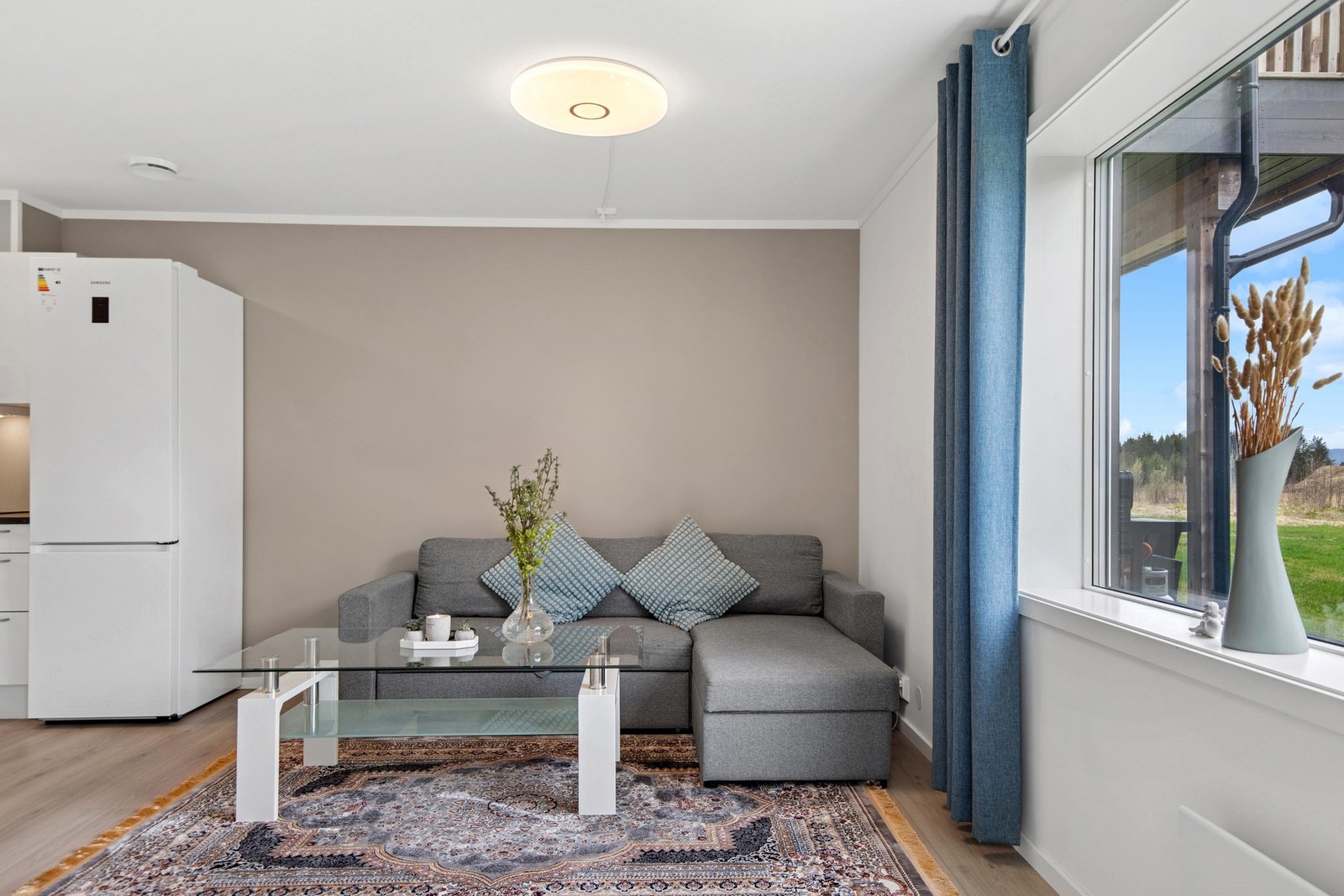 Leiligheten er malt i tidsriktige farger som gjør det enkelt å innrede etter eget ønske! Galleribilde