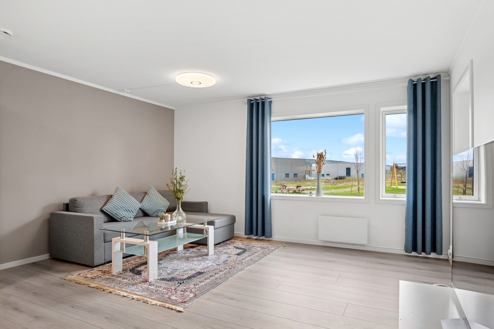 Planløsningen er effektiv, og boligen byr på entré, bad, bod, stue med åpen kjøkkenløsning og ett soverom. Galleribilde