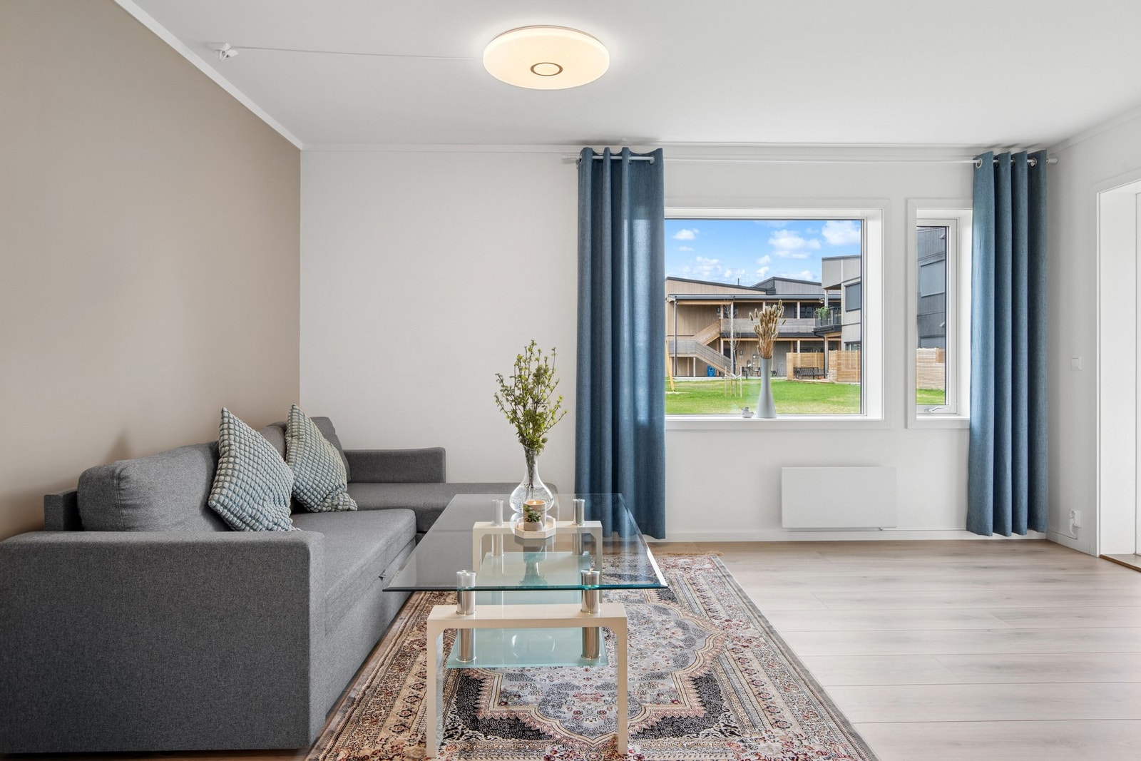 Stuen er romslig med god plass til sofagruppe og annet møblement. Galleribilde