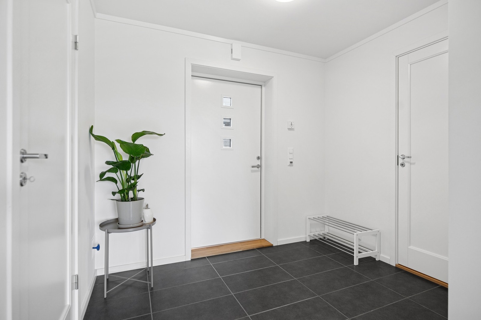 Leiligheten ønsker deg velkommen med en lys og romslig entré. Galleribilde