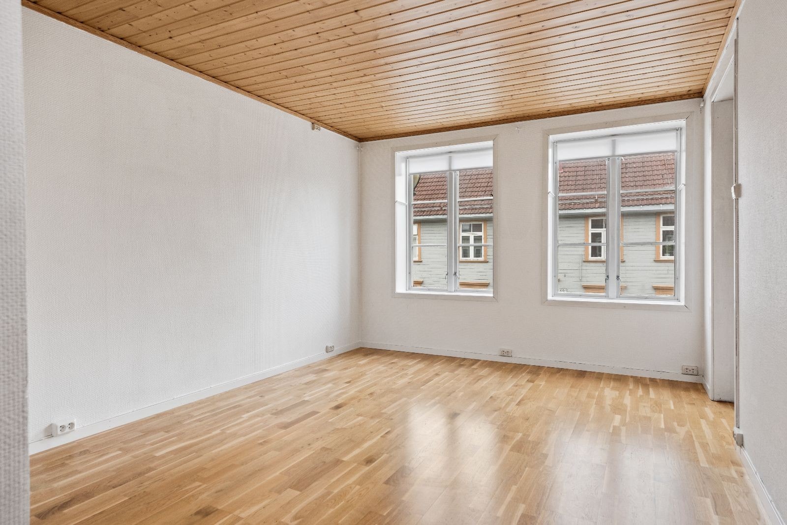 Lys og trivelig stue med store vinuder. God plass til både spisegruppe og sofagruppe. Galleribilde