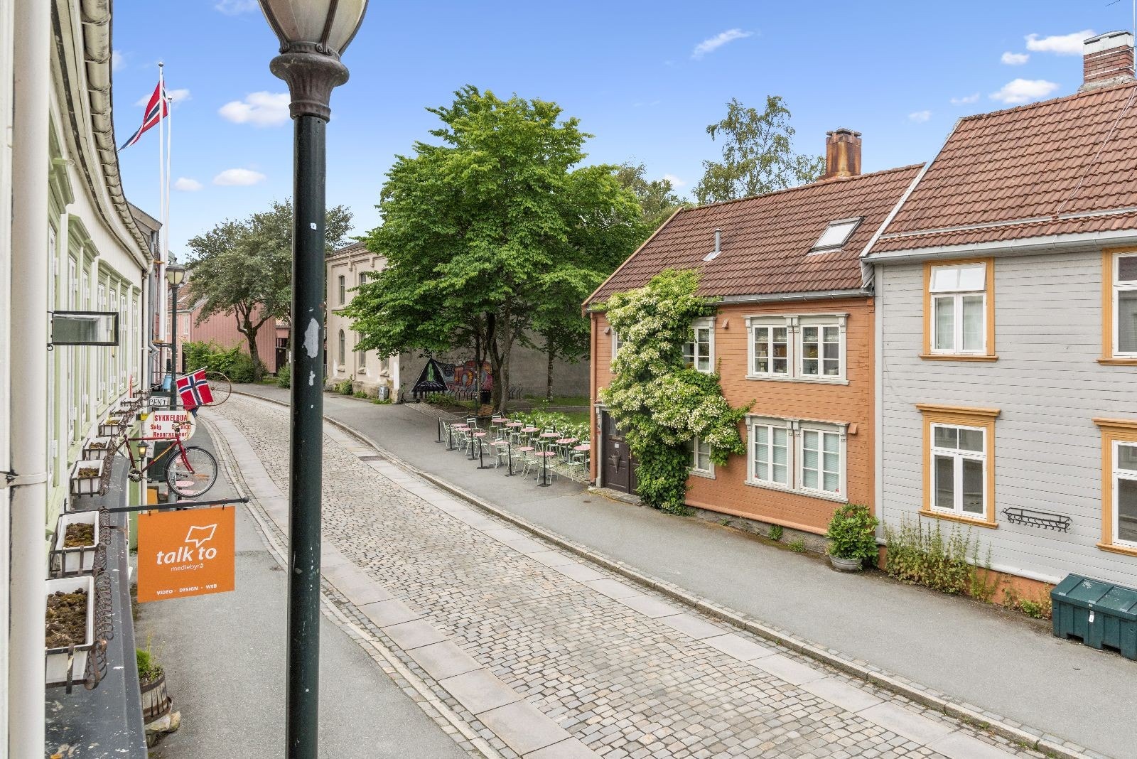 Fin utsikt ut til Bakklandet fra stuen. Galleribilde