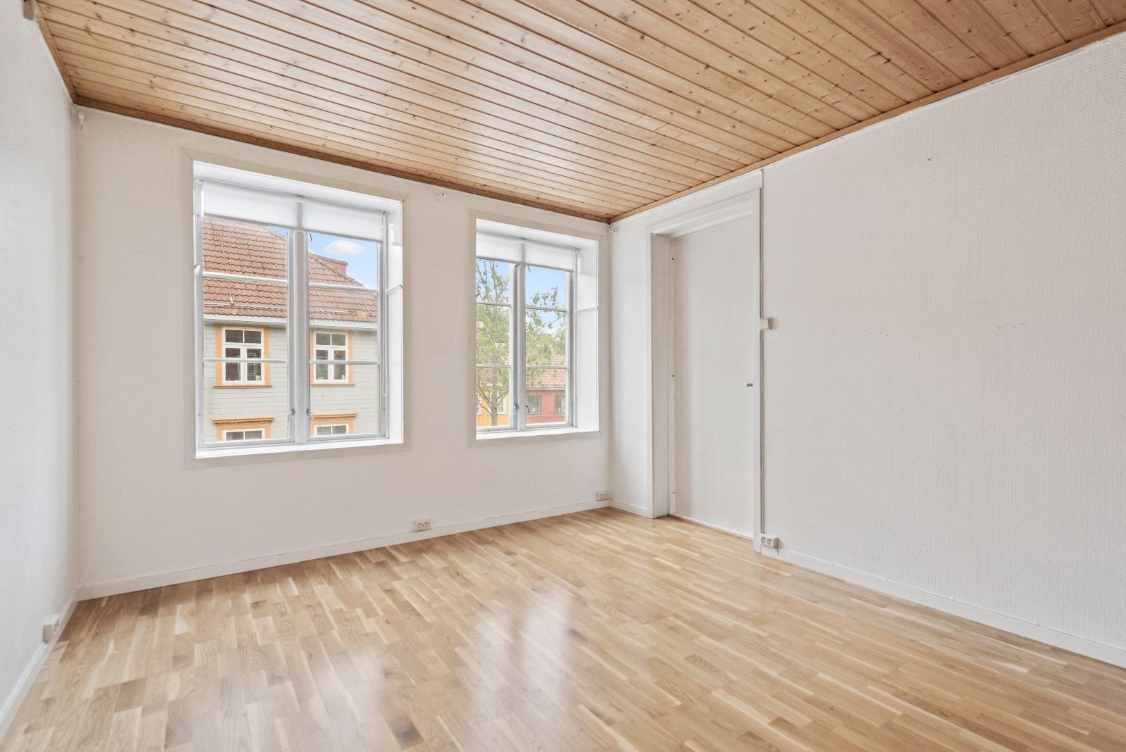Inngangsdør i stuen. Plass til oppbevaring av sko ute i felles gang. Galleribilde