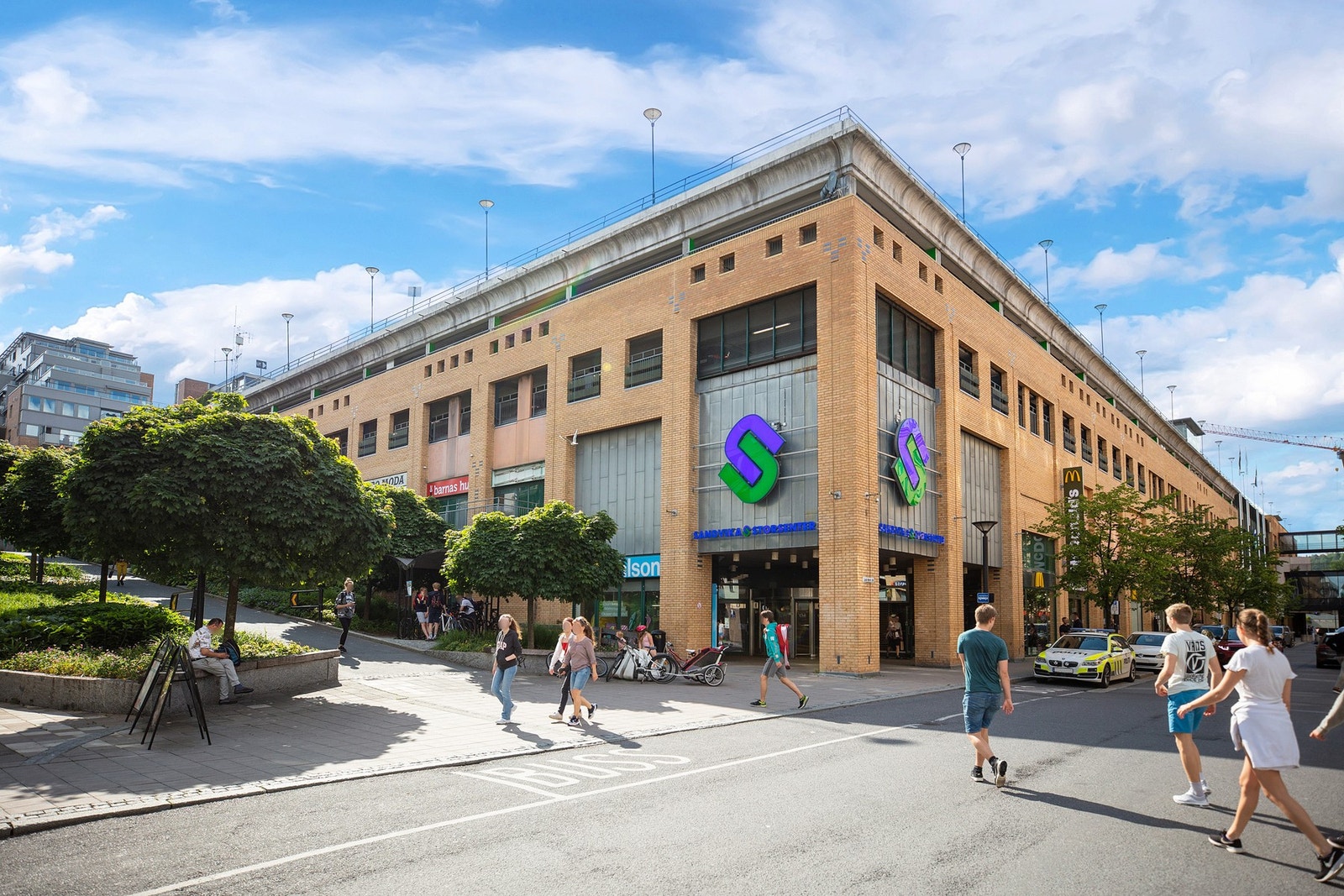 Turstien fra Jong gir rundt 7 minutters gange ned til Kiwi Kjørbo og et rikt shoppingtilbud ved Sandvika Storsenter Galleribilde