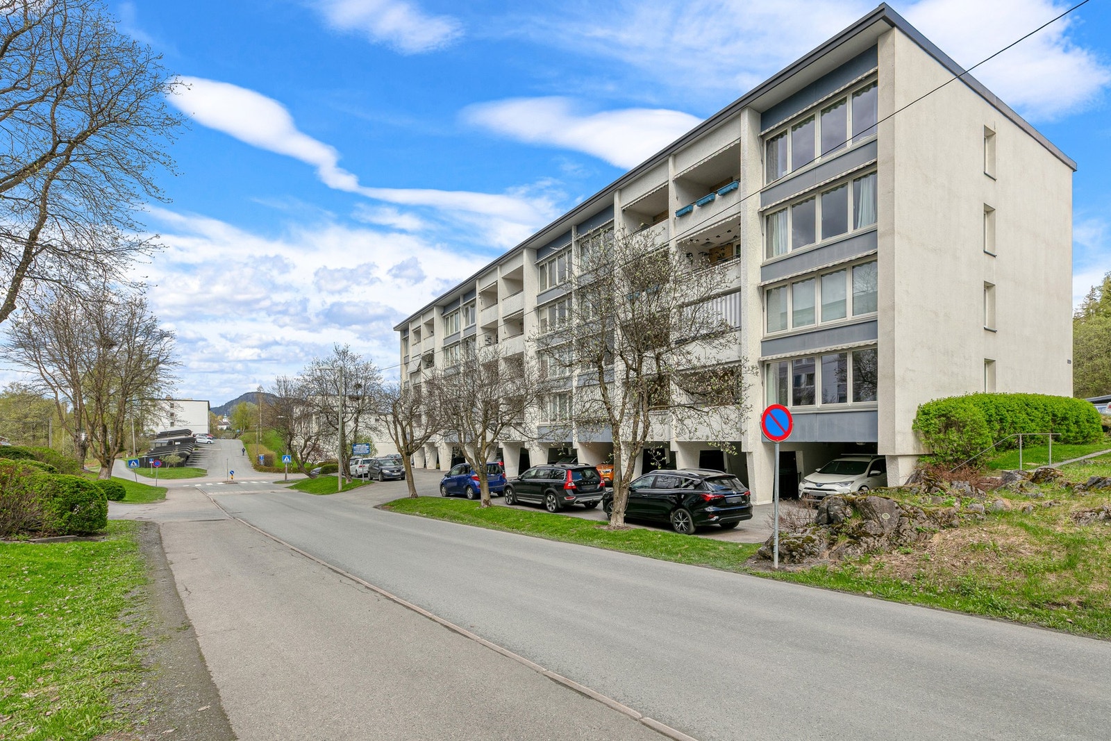 De stilrene leilighetsbyggene fra 60-tallet er tilknyttet store flotte grøntområder med frodig beplantning Galleribilde
