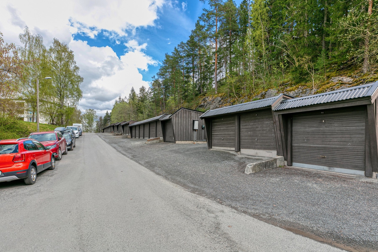 Med boligen følger biloppstillingsplass i felles garasjeanlegg. El- bil lader er montert Galleribilde