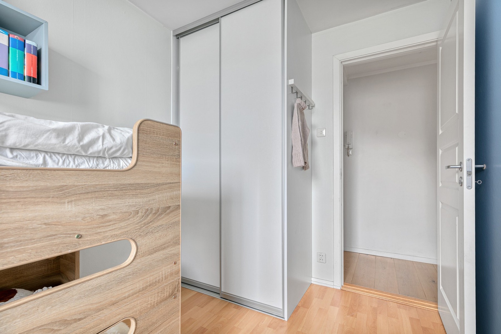 Soverom 3 er også innredet med en liten skyvedørsgraderobe Galleribilde