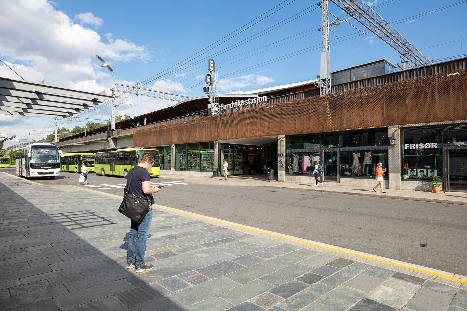 Det er under ti minutters gange til Sandvika bussterminal/Sandvika togstasjon med flytog/regiontog/lokaltog Galleribilde