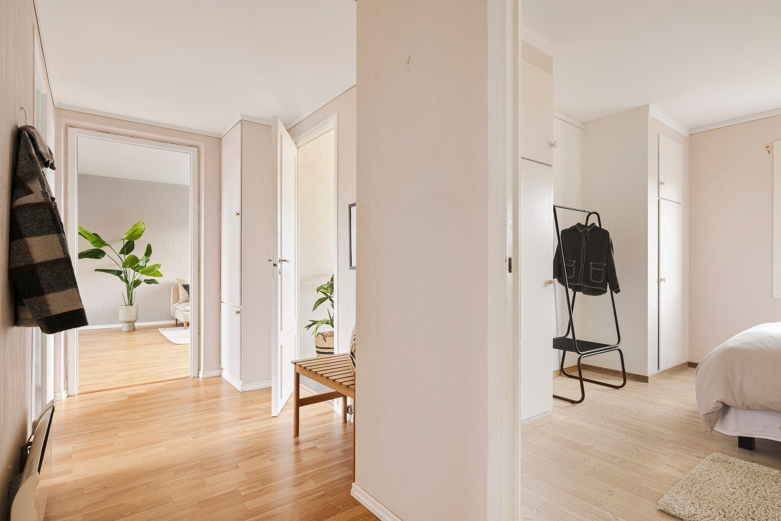 Leiligheten består av entré, stue, kjøkken, 2 soverom og bad/vaskerom. Galleribilde