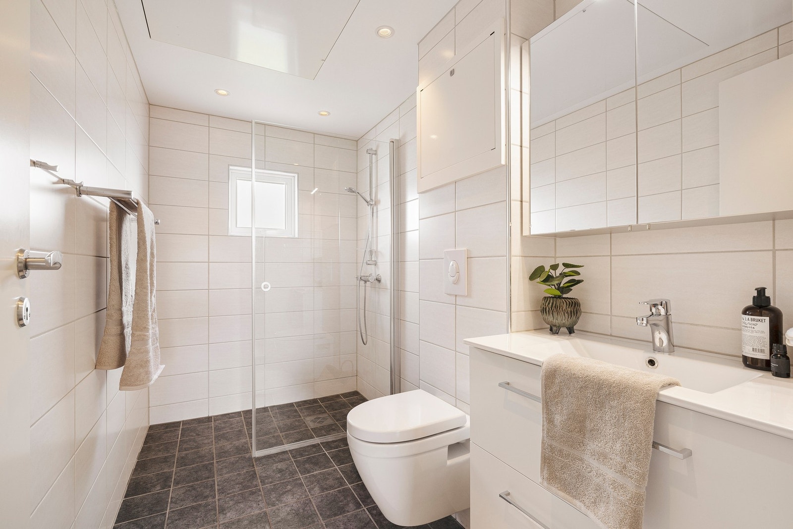 Baderom og rør renovert i regi av borettslaget i 2022. Galleribilde