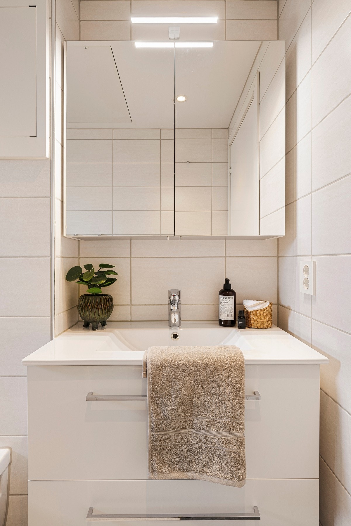 Godt med oppbevaring i både speil og under vasken. Galleribilde