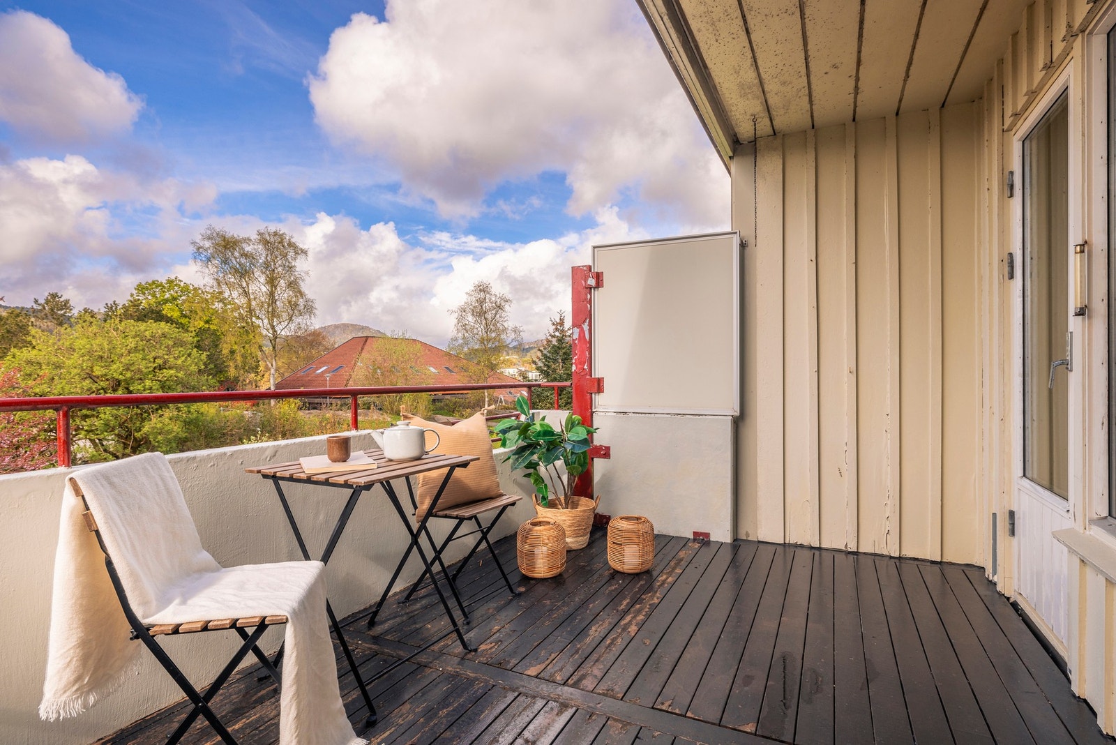 Balkong måler 10 kvm og ligger riktig vendt for optimale solforhold. Galleribilde