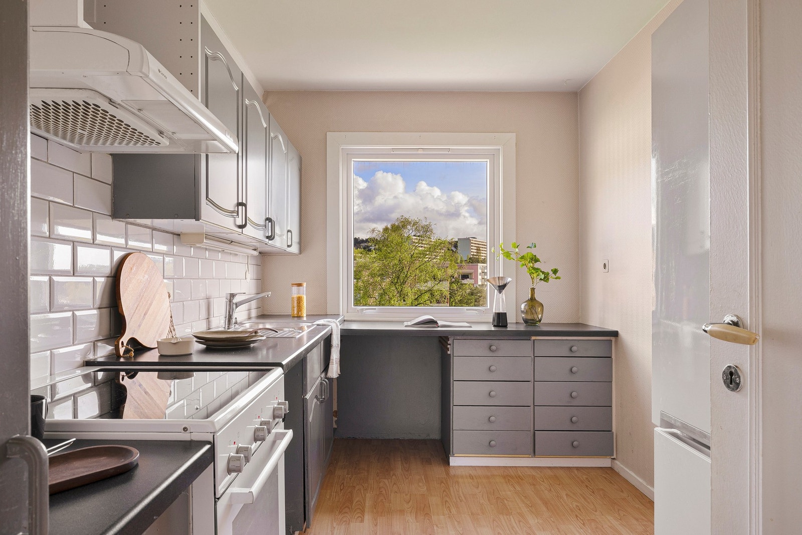 Kjøkkenet er av eldre standard men tilbyr masse oppbevaring og arbeidsplass for kokken. Galleribilde