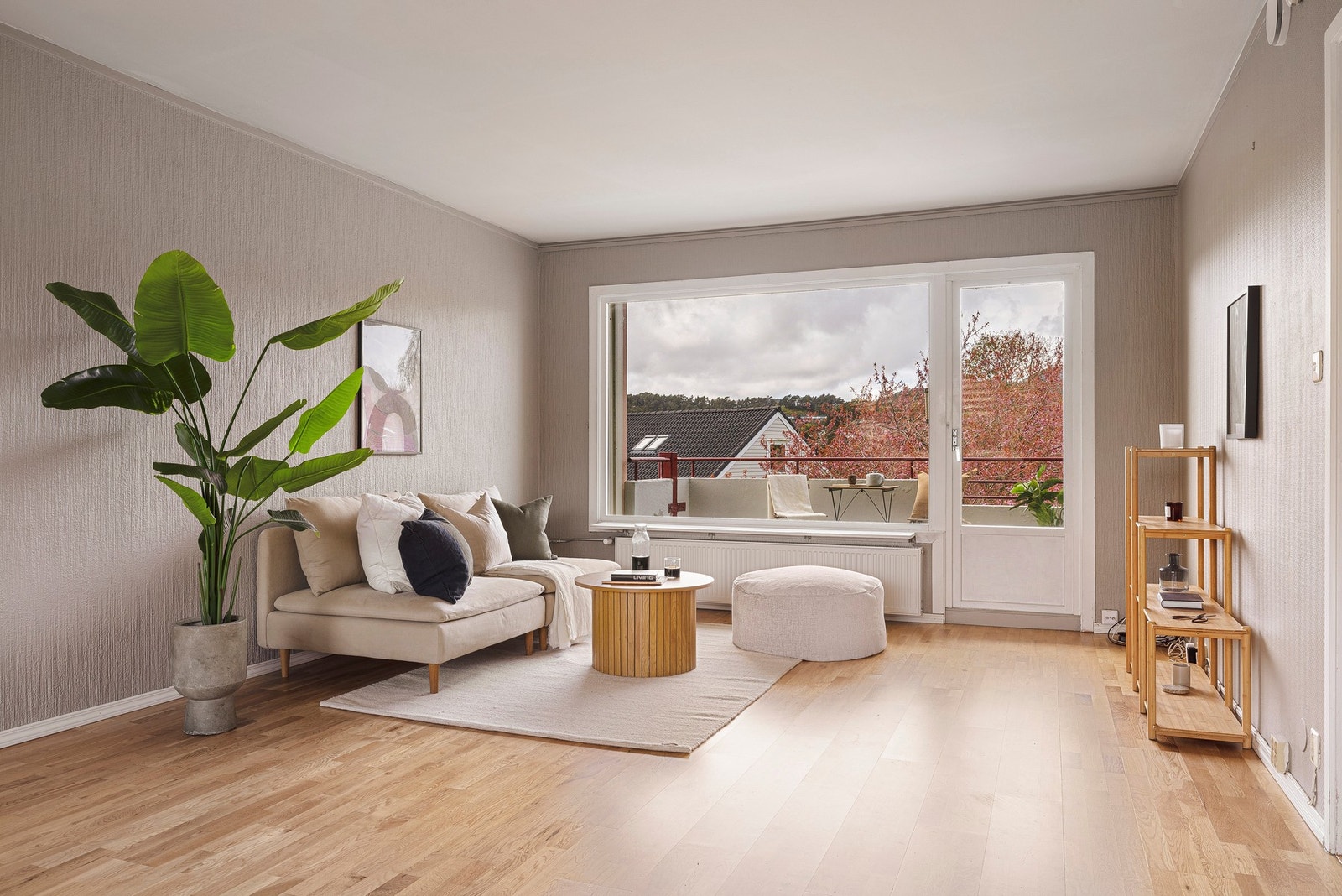 Oppvarming av varmtvann er inkl i felleskostnader og det er montert radiator i stue. Dette er med på å holde strømkostnadene nede. Galleribilde